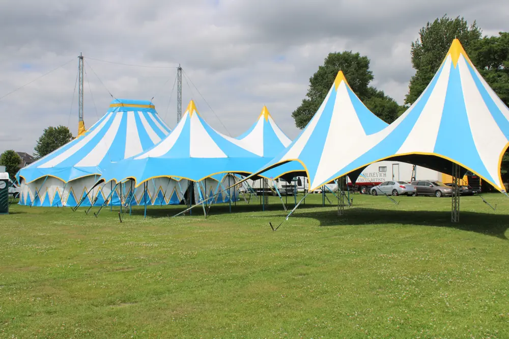 Buitenaanzicht van de circustent overdag