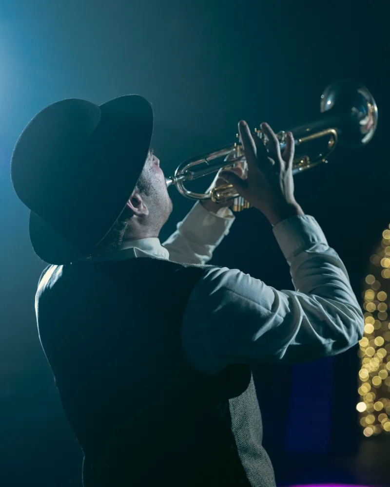 Charlie speelt trompet in de spotlight