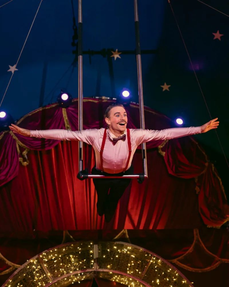 Patatje op de trapeze, met gespreide armen boven de piste