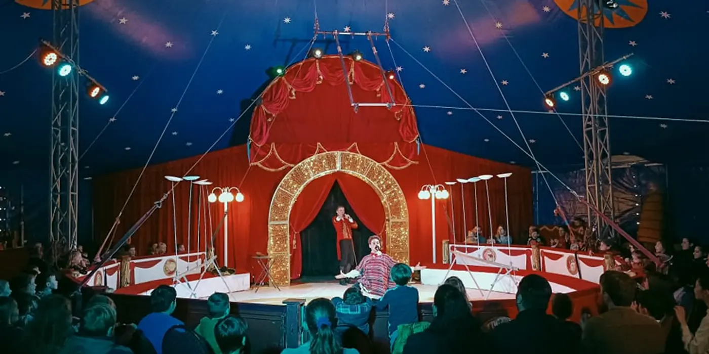 De piste met rood fluwelen doek en sterrenplafond in de tent
